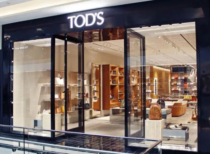 TOD’S illuminated storefront lettering